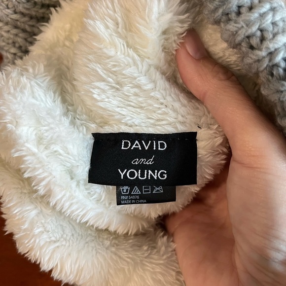 DAVID & Young Faux Fur lined Grey knit winter hat COZY! Pom Pom - Picture 6 of 9